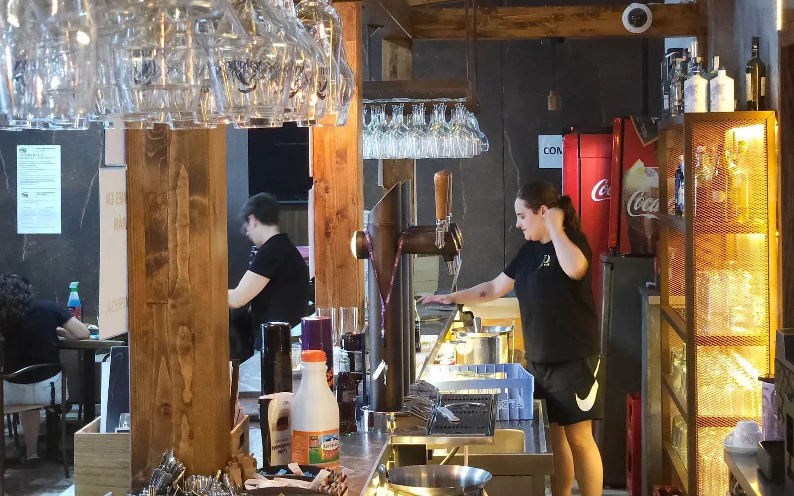 Camareras sirviendo en la barra de El Casino de El Bonillo por la mañana