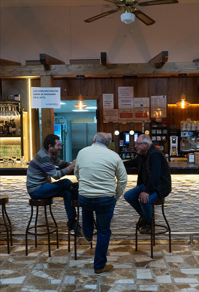 Charla en la barra de El Casino